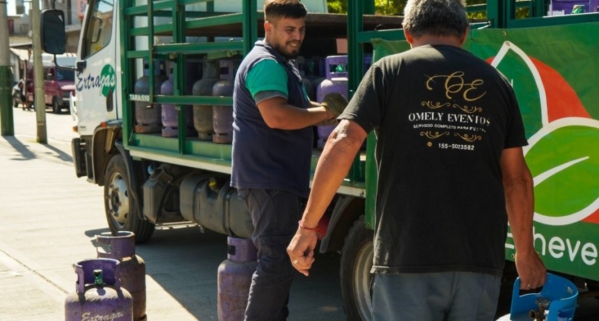 Operativo de recarga de garrafas a valor social en 9 de Abril: el Municipio acerca precios accesibles a los vecinos