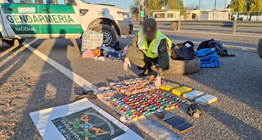 San Juan: incautan más de cinco kilos de cocaína ocultos en una rueda de auxilio y detienen a una pareja
