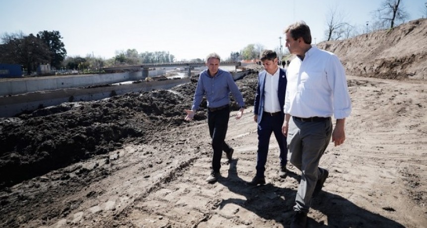 Kicillof recorrió obras hidráulicas en Luján y Mercedes para prevenir inundaciones y mejorar la integración urbana