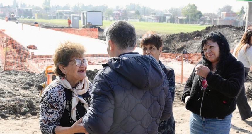 Fernando Gray supervisó el avance de la pavimentación en la calle Marxer