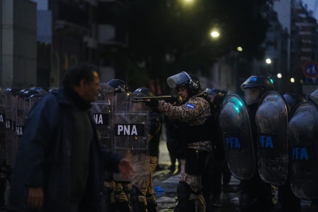 Represi&oacute;n frente al Congreso: gases, detenidos y heridos durante la protesta contra la venta de la patria
