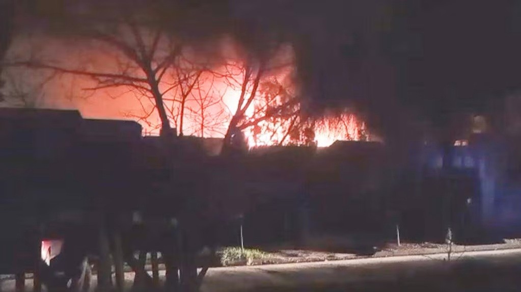 Gran apag&oacute;n en La Plata tras el incendio de una central el&eacute;ctrica en Tolosa