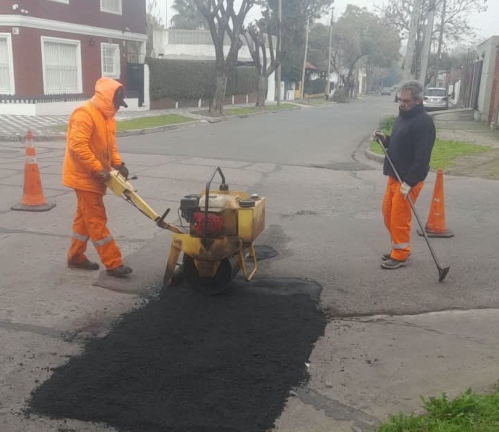 Monte Grande: el Municipio refuerza el plan de bacheo en distintos puntos de la ciudad