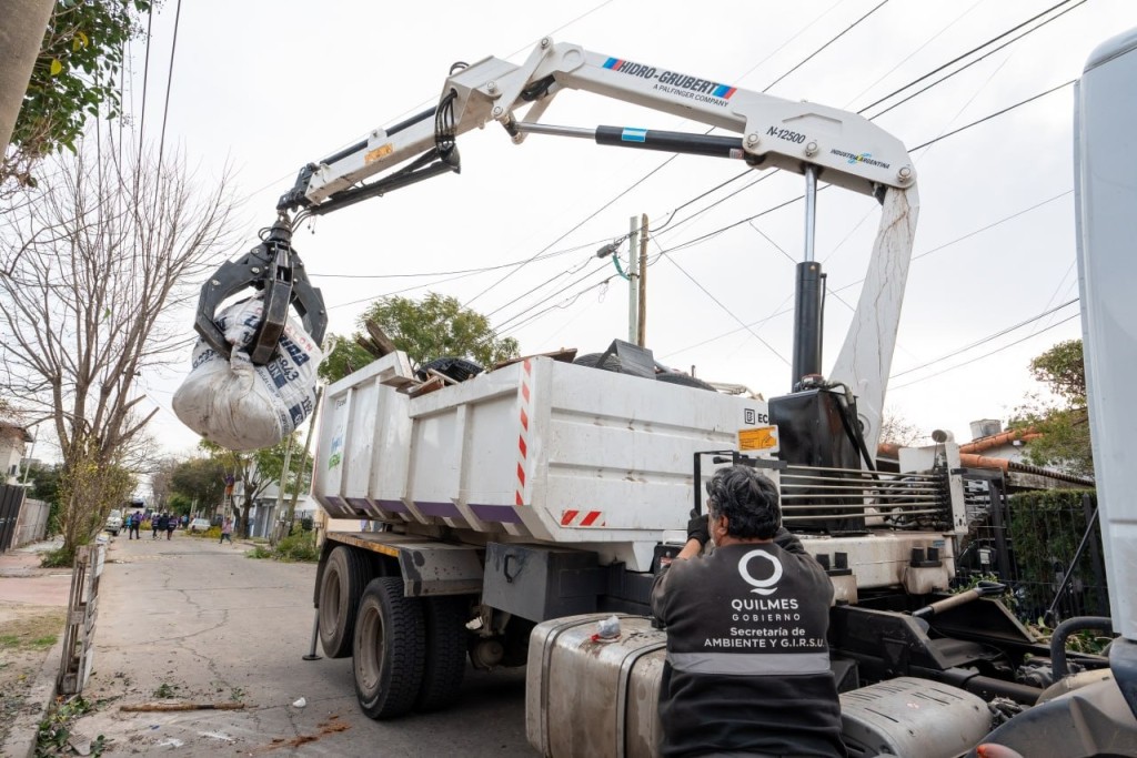 Quilmes refuerza la limpieza en Ezpeleta con un operativo integral de residuos
