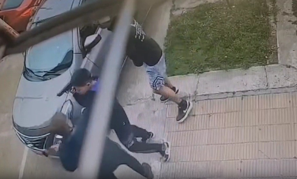 Violento intento de asalto a una pareja en Lomas del Mirador: los atacaron tres delincuentes