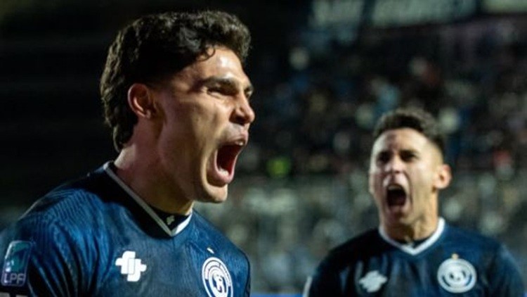 Independiente Rivadavia reaccion&oacute; a tiempo, venci&oacute; a Racing y volvi&oacute; a mirar a todos desde arriba