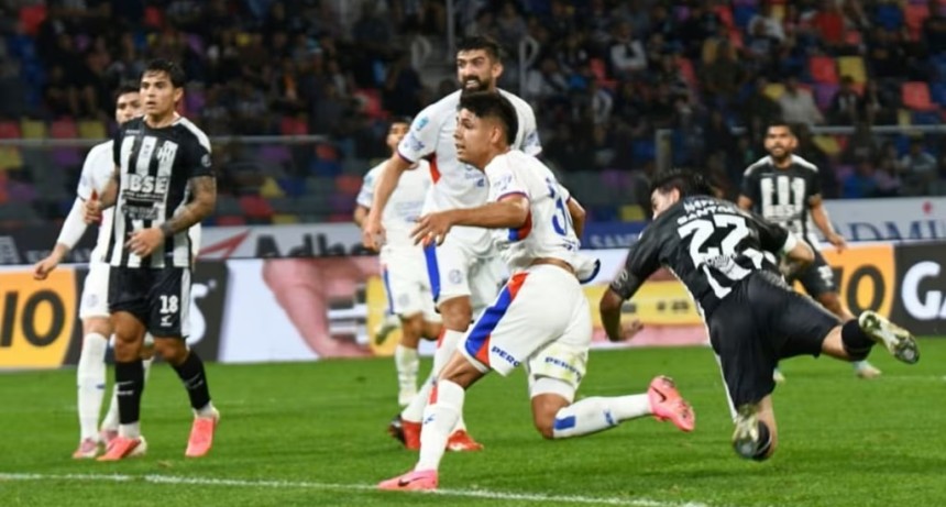 Golpe para San Lorenzo: cay&oacute; ante Central C&oacute;rdoba, que logr&oacute; su primer triunfo en el Clausura