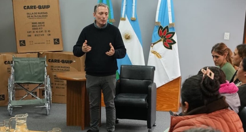 Fernando Gray entreg&oacute; sillas de ruedas a vecinos de Esteban Echeverr&iacute;a con problemas de movilidad
