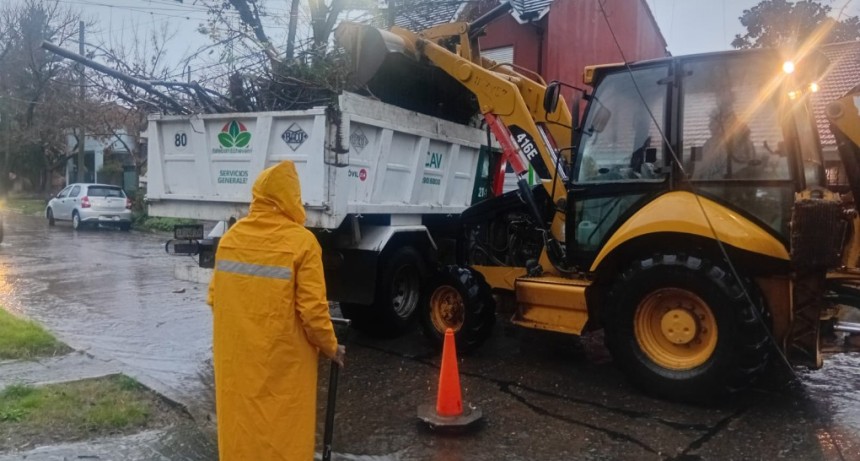Intensas lluvias: el Municipio de Esteban Echeverr&iacute;a refuerza los operativos de limpieza para prevenir anegamientos