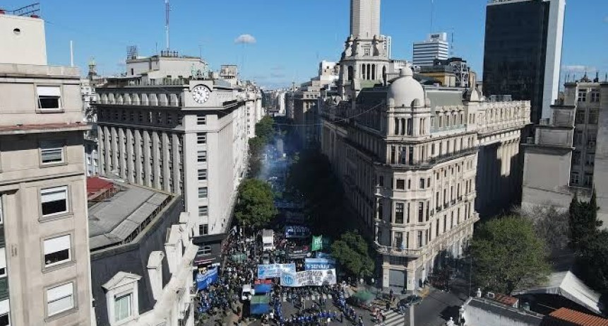 &ldquo;No aceptamos esta Argentina para unos pocos&rdquo;: una multitud volvi&oacute; a las calles contra el ajuste de Milei
