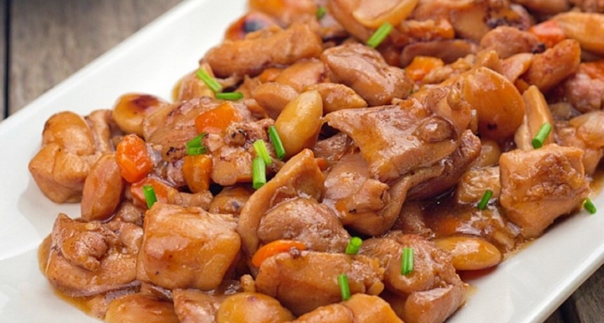 Pollo con almendras estilo chino: el cl&aacute;sico agridulce que convirti&oacute; un simple salteado en un favorito mundial
