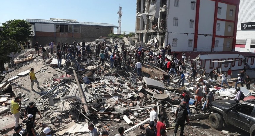 Terremoto en Colombia: el saldo trep&oacute; a 111 muertos y buscan sobrevivientes entre los escombros