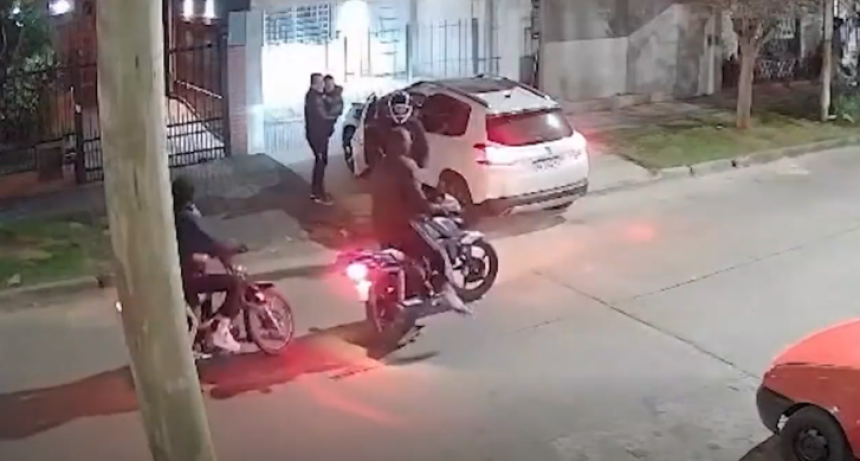 Mor&oacute;n: seis &ldquo;motochorros&rdquo; asaltaron a un hombre y su hijo de cuatro a&ntilde;os