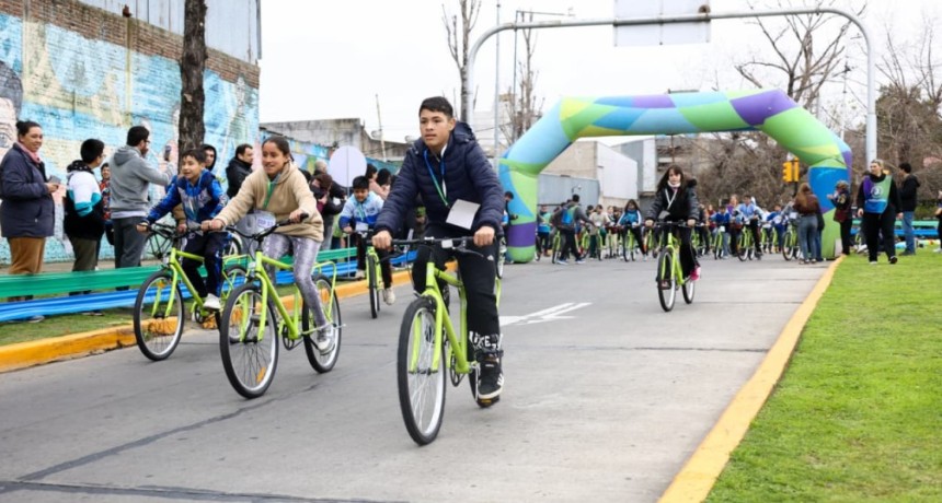 Avellaneda entreg&oacute; m&aacute;s de 4.500 bicicletas a estudiantes de sexto grado