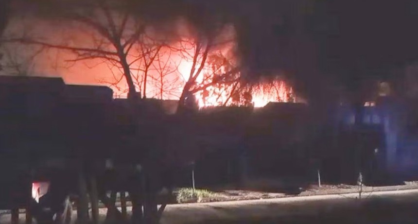 Gran apag&oacute;n en La Plata tras el incendio de una central el&eacute;ctrica en Tolosa