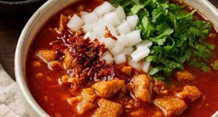 Menudo: la sopa mexicana de mondongo y ma&iacute;z que se volvi&oacute; un cl&aacute;sico de celebraci&oacute;n