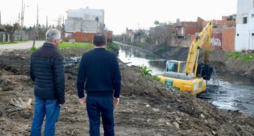 Limpian el arroyo Santa Catalina para prevenir anegamientos en Esteban Echeverr&iacute;a
