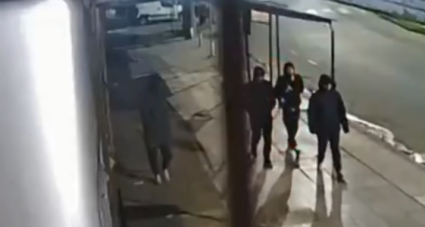 Balearon en el pecho a un joven durante un violento intento de robo en Ciudad Evita