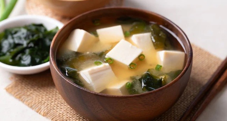 Miso Shiru: la sopa japonesa m&aacute;s simple y reconfortante que acompa&ntilde;a la mesa diaria
