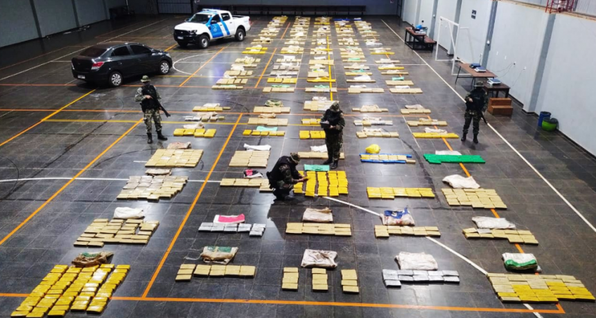 Prefectura Naval incautó más de 2300 kilos de marihuana y detuvo a dos personas