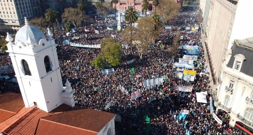 Multitudinaria marcha a Plaza de Mayo y llamado a la unidad nacional: 