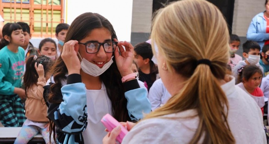 El Municipio entregó lentes a chicas y chicos de escuelas primarias de El Jagüel y Monte Grande