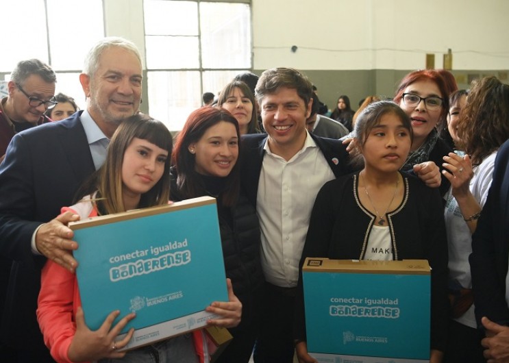Axel Kicillof entregó computadoras a estudiantes de La Plata