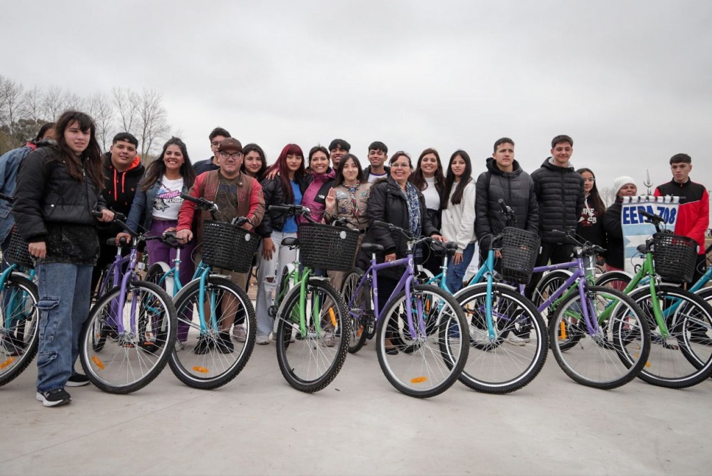 Quilmes: Mendoza y Vilar entregaron 400 bicicletas a estudiantes del distrito