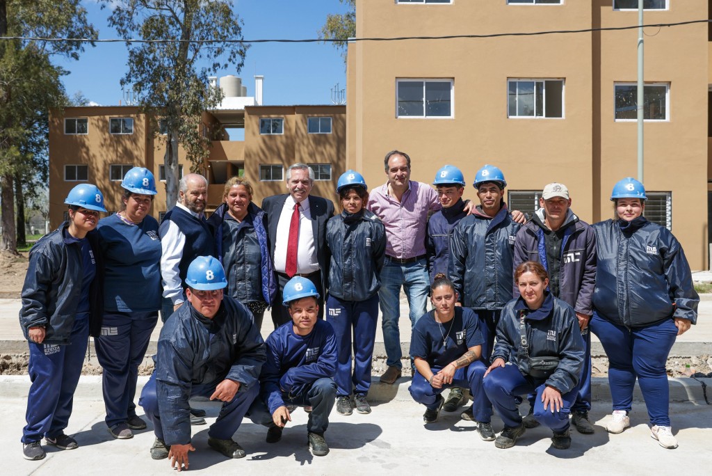 Ezeiza: Fernández ,Maggiotti y Granados recorrieron 252 viviendas que se construyen con fondos nacionales