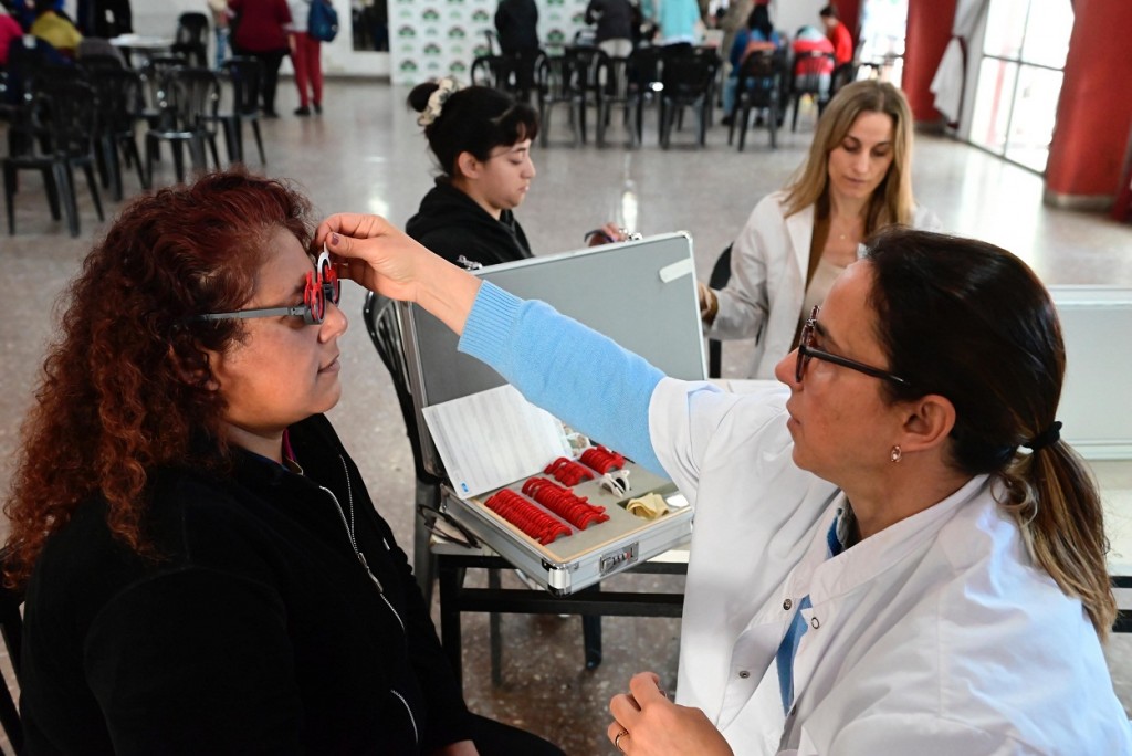 Esteban Echeverría: el Municipio de realizó una nueva jornada de controles oftalmológicos a trabajadores vecinales