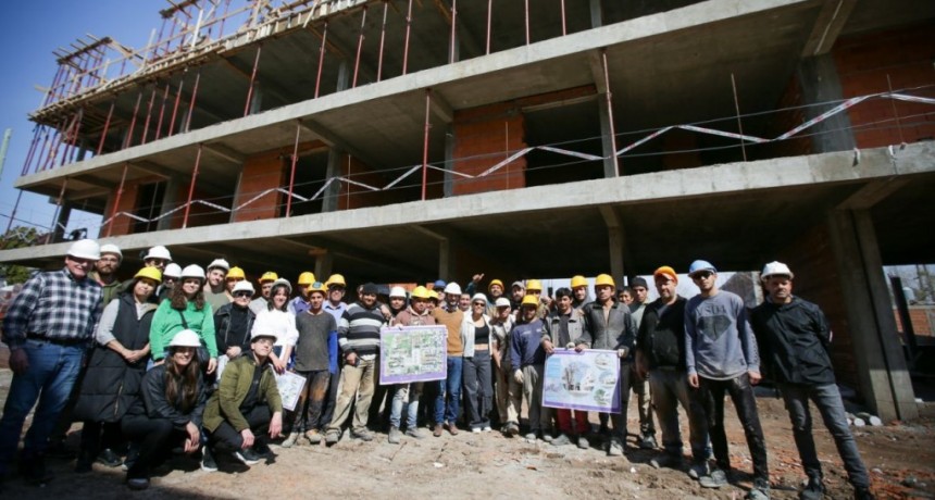 Ezpeleta: Mayra Mendoza recorrio obras de 48 viviendas en el barrio Frattasi