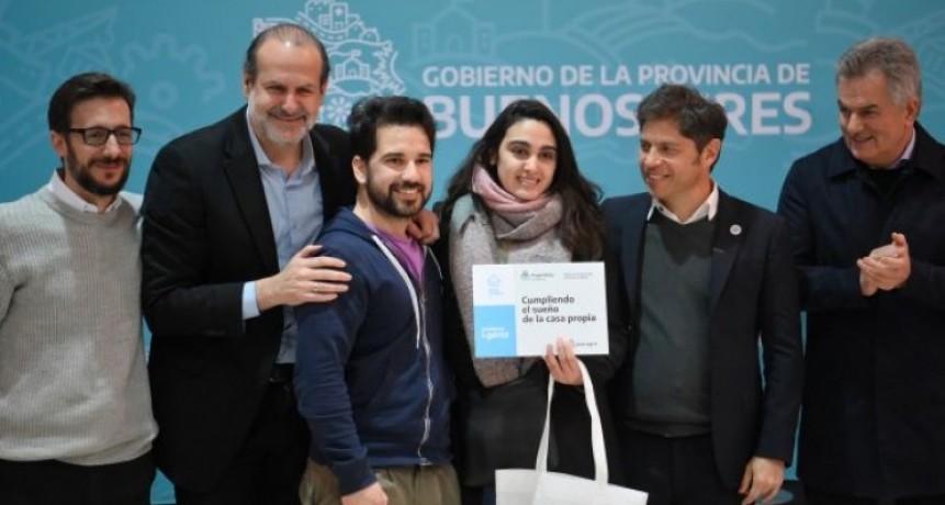 Axel Kicillof entregó 54 viviendas y firmó 36 créditos del programa Buenos Aires CREA en Bahia Blanca