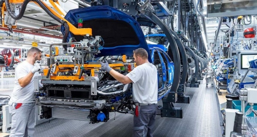 La industria automotriz alcanzó su nivel de producción más alto en una década