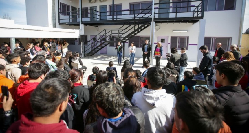 Quilmes: Mayra Mendoza inauguró la ampliación de la escuela secundaría Nº 74 de bernal Oeste