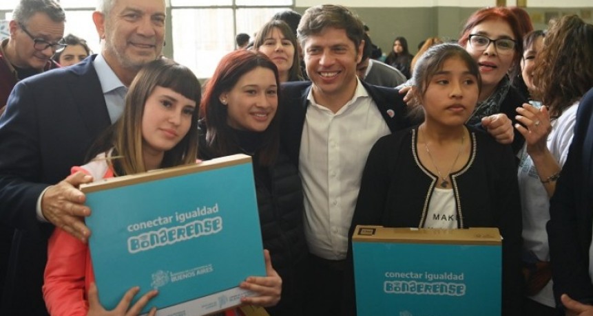 Axel Kicillof entregó computadoras a estudiantes de La Plata