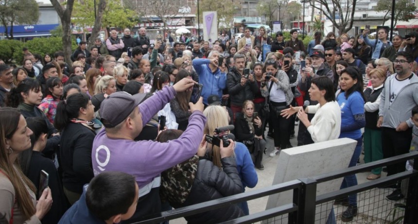Mayra Mendoza inauguro la obra de puesta en valor integral de la plaza San Martín en la estación de Ezpeleta