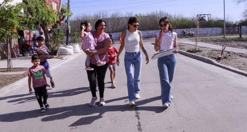 Quilmes: Mayra Mendoza superviso la obra de pavimentación y veredas en el barrio Santa María-IAPI