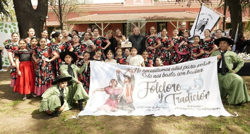 Fernando Gray entregó zapatos, botas, telas y estandartes a 53 ballets folclóricos del distrito