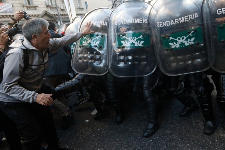 Reprimen a jubilados frente al Congreso en protesta por el veto a la ley de movilidad jubilatoria