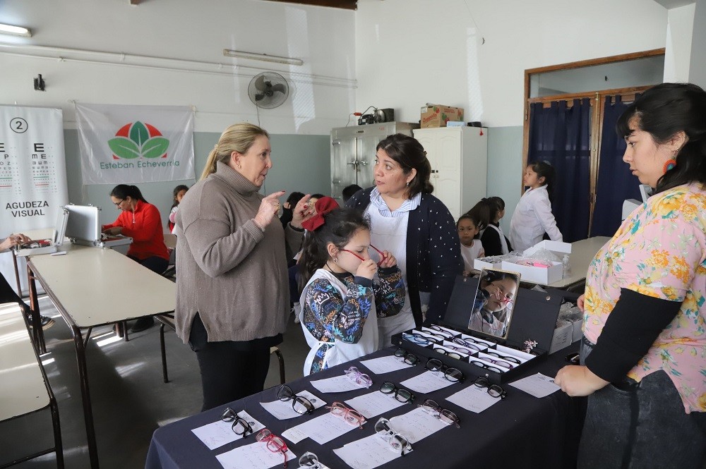 Nueva jornada de controles visuales en Esteban Echeverría: 252 alumnos recibieron atención oftalmológica gratuita