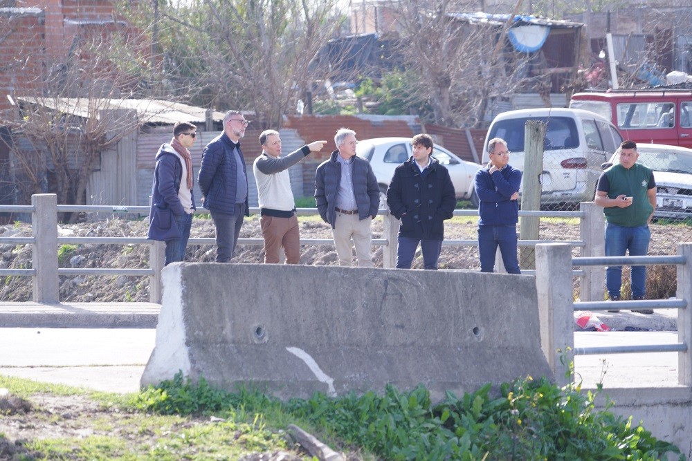 Fernando Gray supervisa avance de obras de limpieza y saneamiento del arroyo Santa Catalina