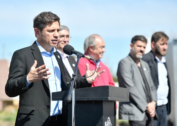 Axel Kicillof entregó 24 viviendas en Tapalqué y firmó convenios para obras de integración social