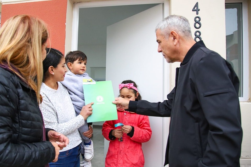 Ferraresi entregó nuevas viviendas en el Barrio Azul de Wilde