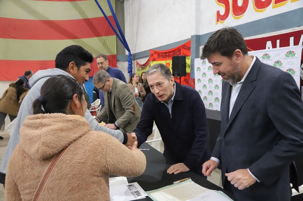 Fernando Gray encabezó la firma de 301 escrituras de viviendas en Esteban Echeverría