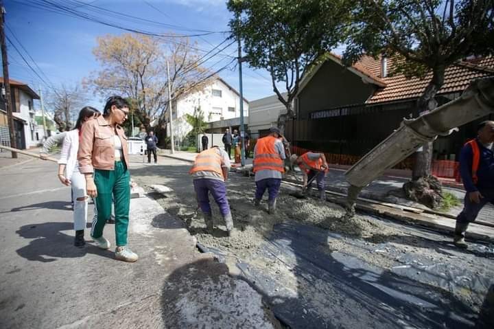 Mayra Mendoza supervisó obra de bacheo en Bernal y dialogó con vecinos de Villa Alcira