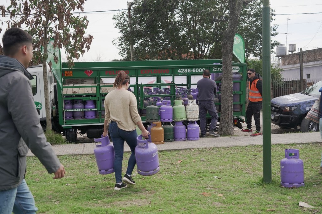 Operativos de recarga de garrafas a valor social en Esteban Echeverría