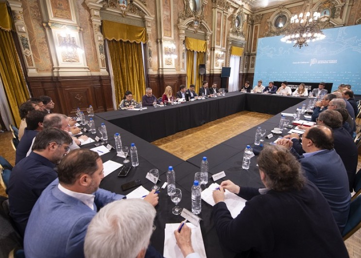 Axel Kicillof se reunió con intendentes radicales para coordinar acciones ante la crisis económica generada por Milei