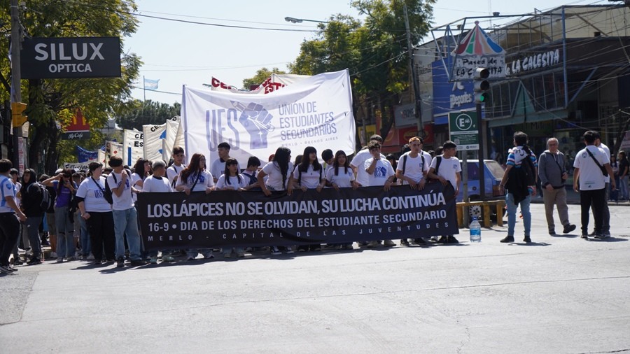 Merlo conmemoró el Día de los Derechos del Estudiante Secundario con una masiva marcha