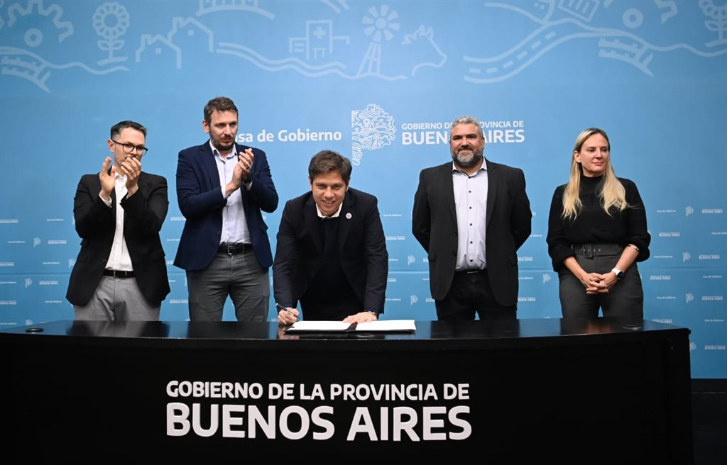 Kicillof y Cuattromo firmaron contratos de leasing por $5.918 millones para municipios bonaerenses