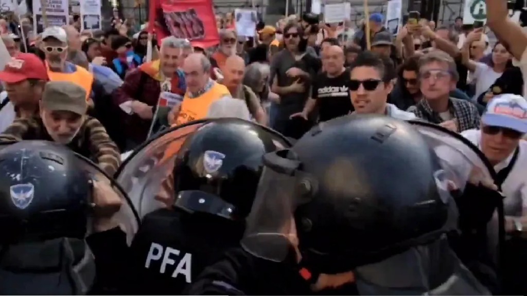 Nueva represión a jubilados en el Congreso en medio de protestas por aumento de haberes